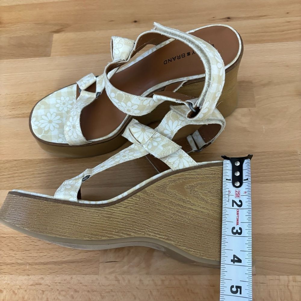 NEW Lucky Brand Women’s 9 Daisy Floral Tan Yellow Wedge Platform Sandal Demmia - Picture 8 of 9